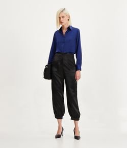 Calça Slouchy em Cetim com Bolso