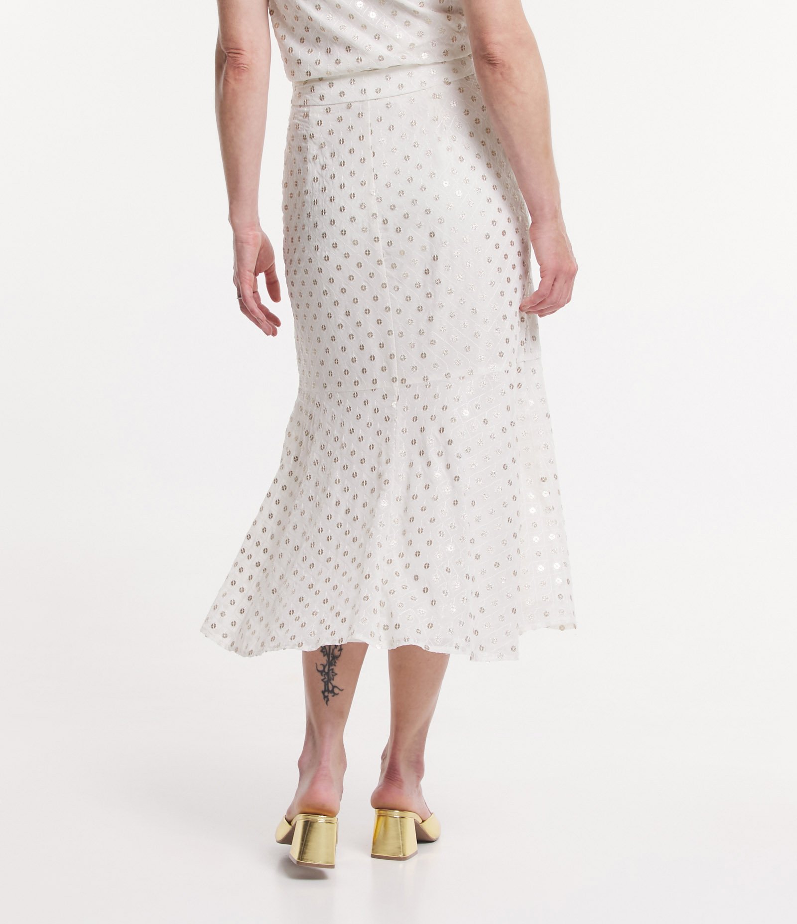 Saia Midi Reta com Bordados de Paetês e Barra Franzida Off White 3