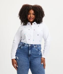 Camisa Alongada em Tricoline com Corações Bordados Curve & Plus Size