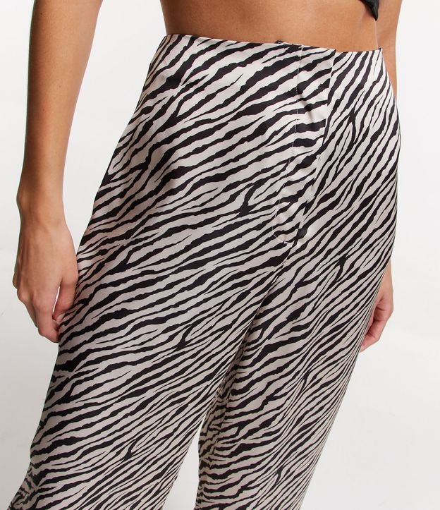 Calça Pantalona Acetinada com Estampa Animal Print Zebra Bege 4