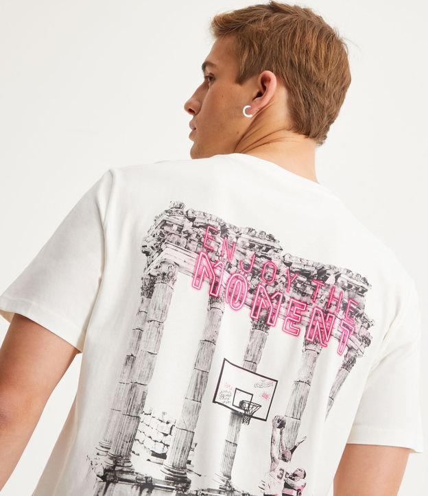 Camiseta Regular com Estampa Colunas Gregas e Jogadores Bege 5