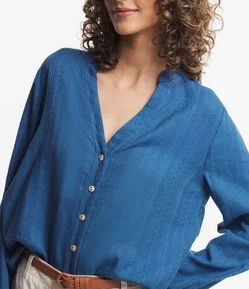 Camisa em Viscose com Abotoamento e Textura Maquinetada