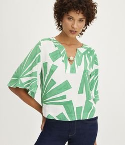 Blusa em Viscolinho com Manga Evasê e Estampa de Folhagem