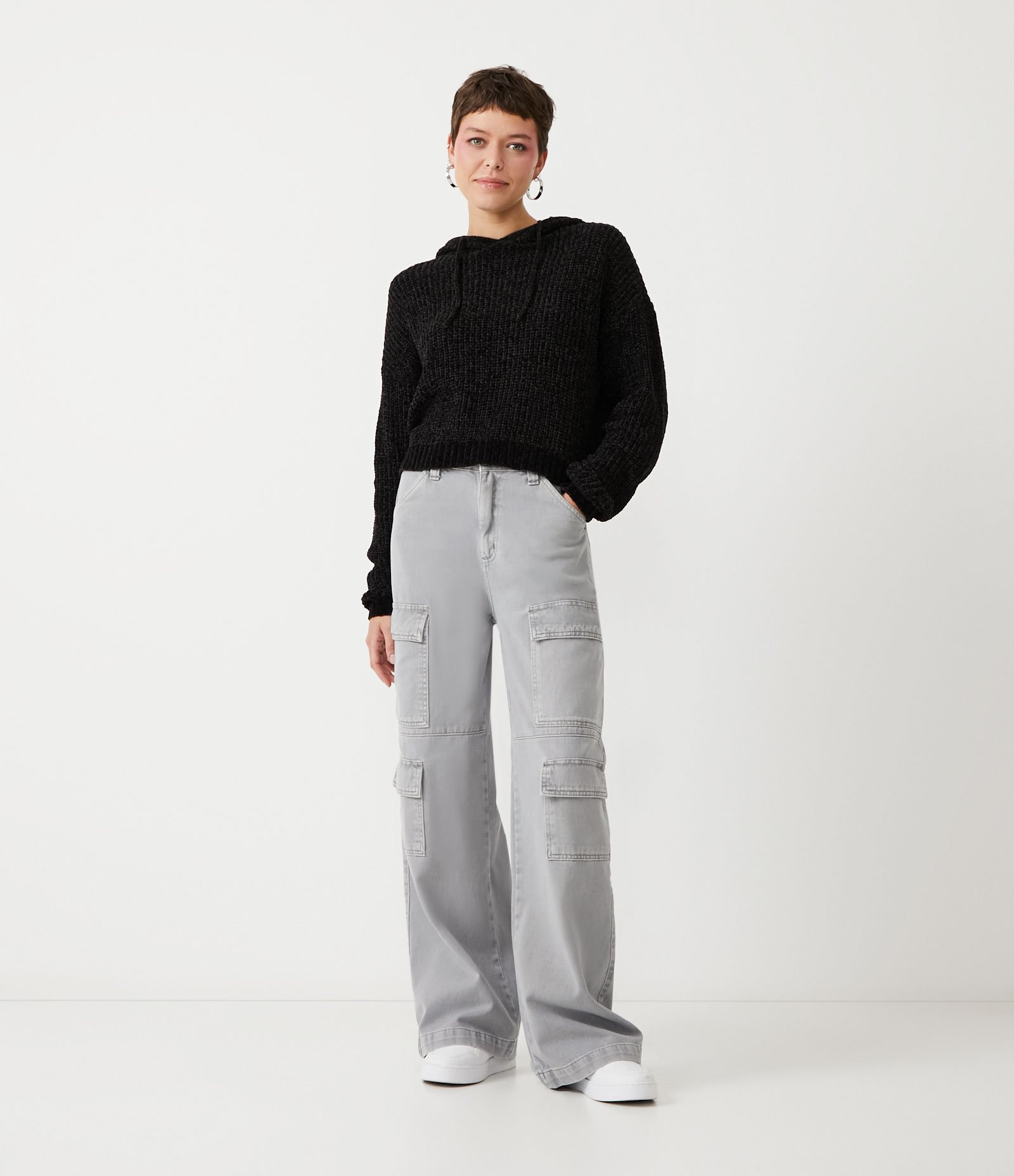 Calça Wide Leg em Sarja com Cintura Alta e Bolsos Cargo 1