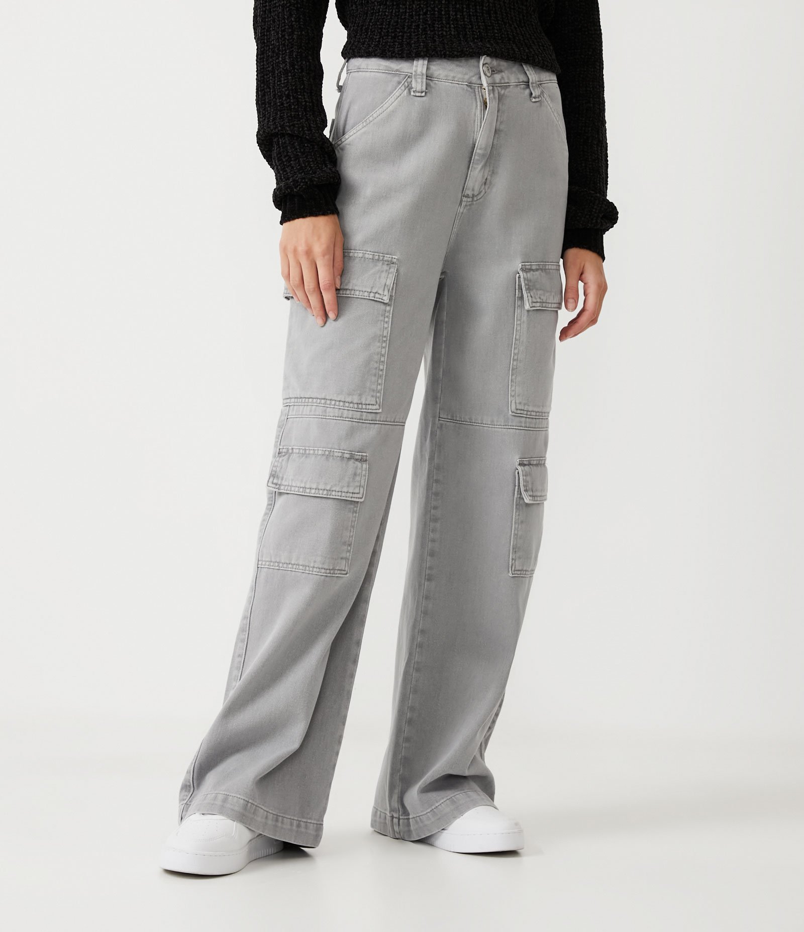 Calça Wide Leg em Sarja com Cintura Alta e Bolsos Cargo 2