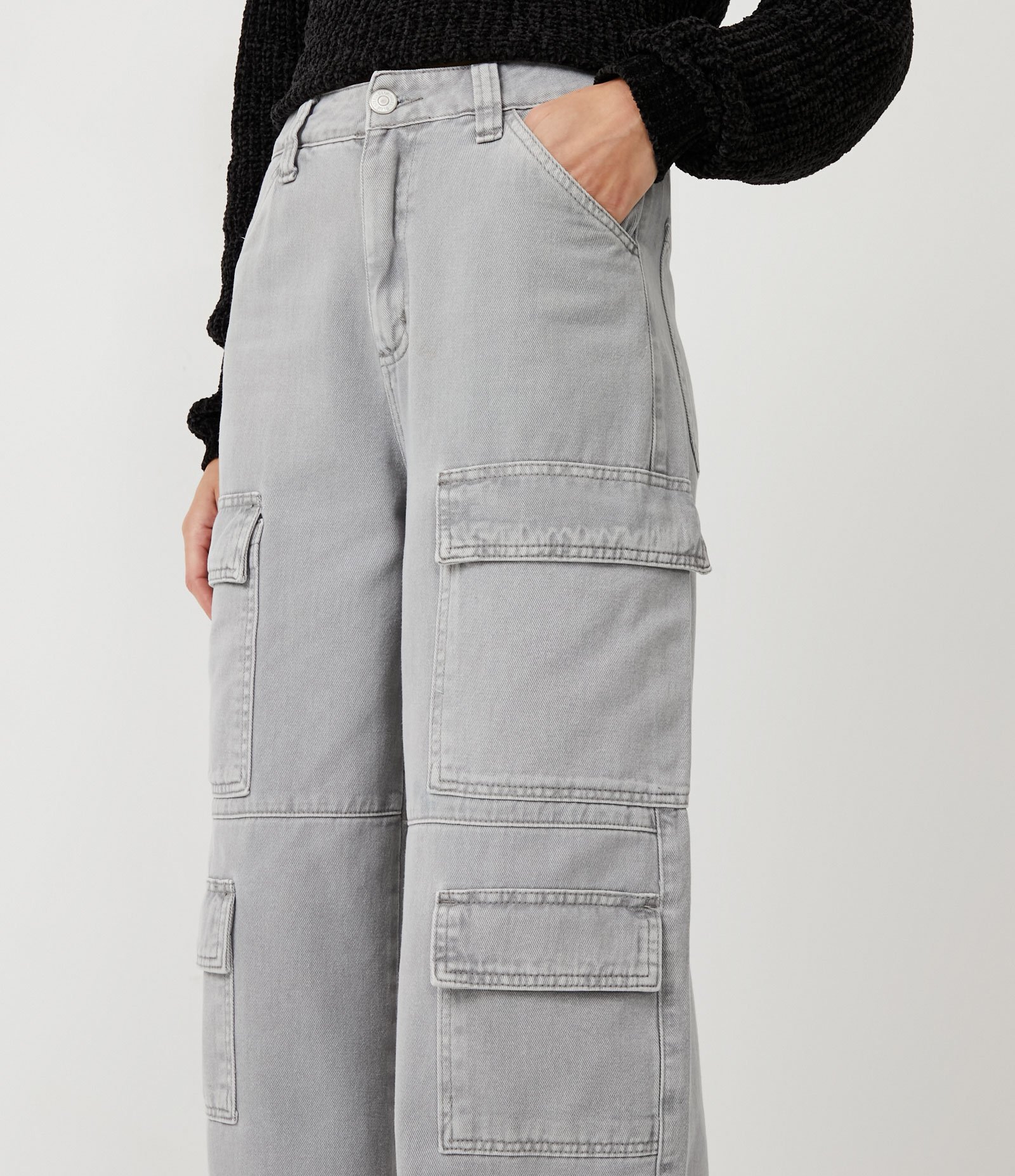 Calça Wide Leg em Sarja com Cintura Alta e Bolsos Cargo 4