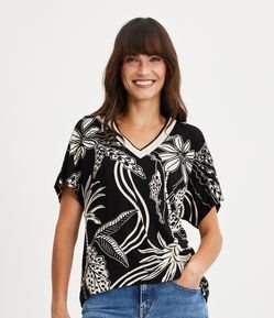 Blusa em Viscose com Decote V e Estampa de Folhagem