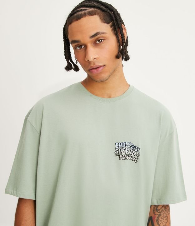 Remera Comfort en Media Malla con Lettering Gradiente Verde 4