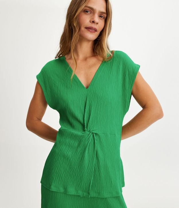 Blusa Alongada em Viscose com Nó Frontal e Malha Texturizada - Cor: Verde - Tamanho: PP