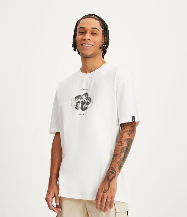 Camiseta Relaxed com Estampa de Flor Hibisco e Lettering - Cor: Branco Neve - Tamanho: G