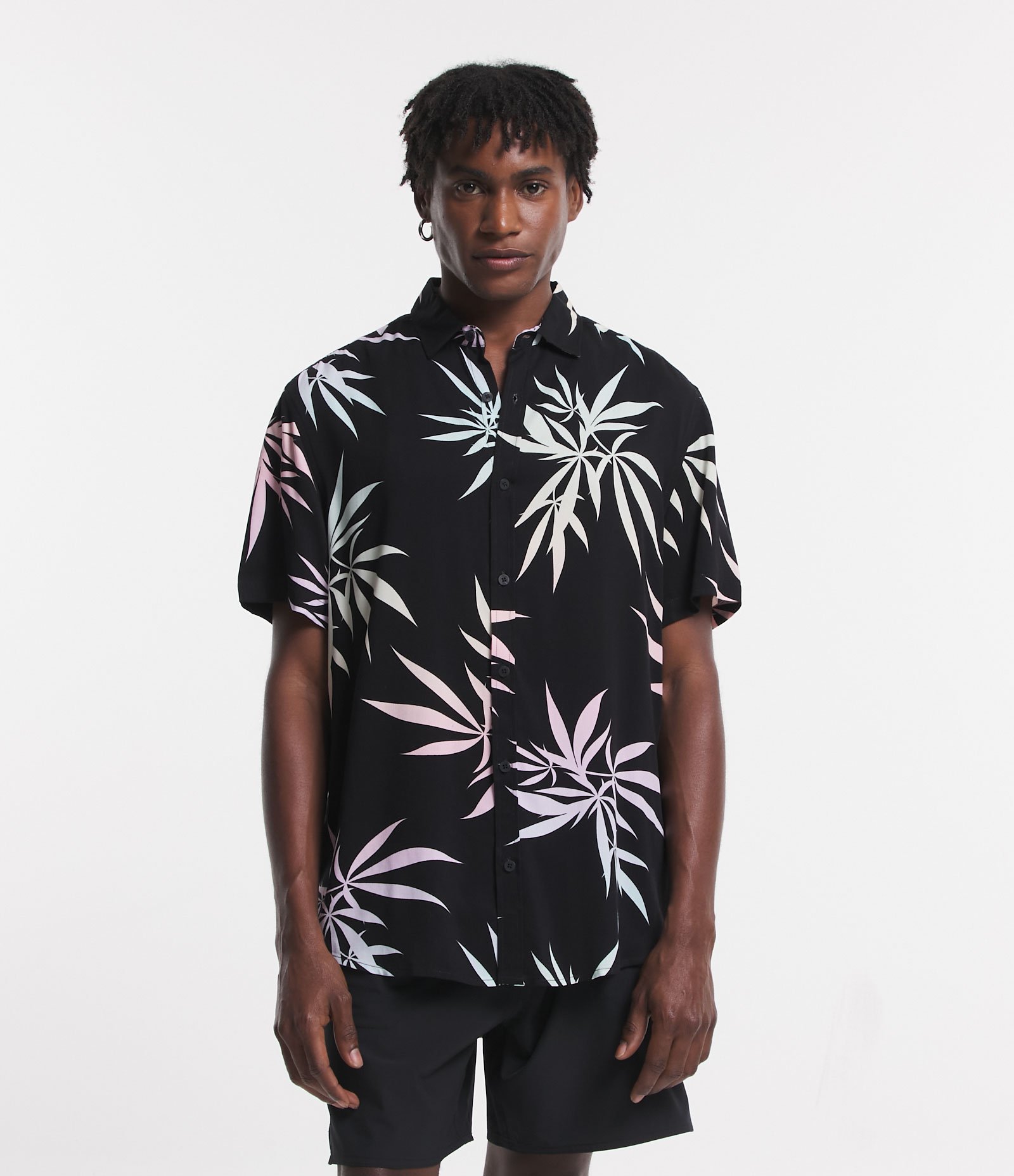 Camisa Regular em Viscose com Estampa de Folhagem Gradiente Preto 1