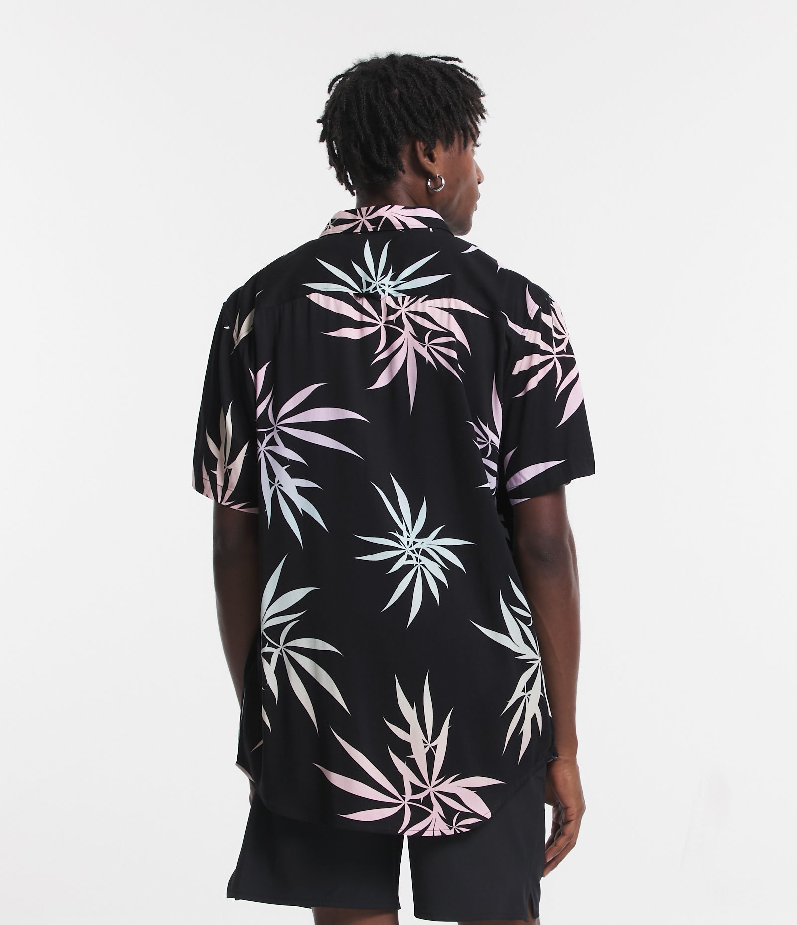 Camisa Regular em Viscose com Estampa de Folhagem Gradiente Preto 3