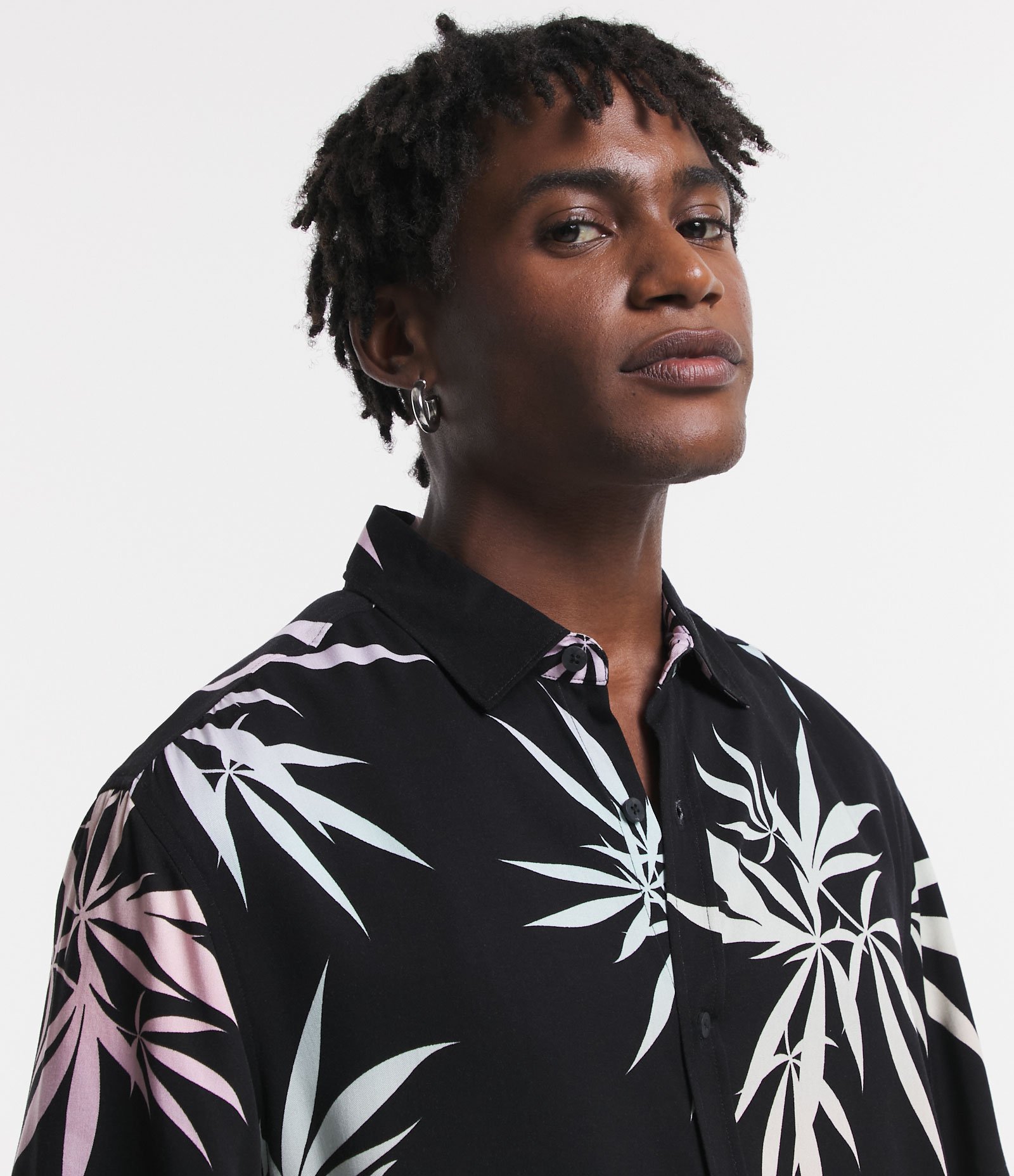Camisa Regular em Viscose com Estampa de Folhagem Gradiente Preto 4