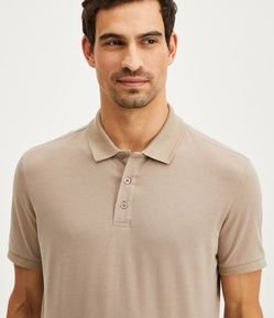 Polo Regular em Meia Malha com Textura Maquinetada e Botões
