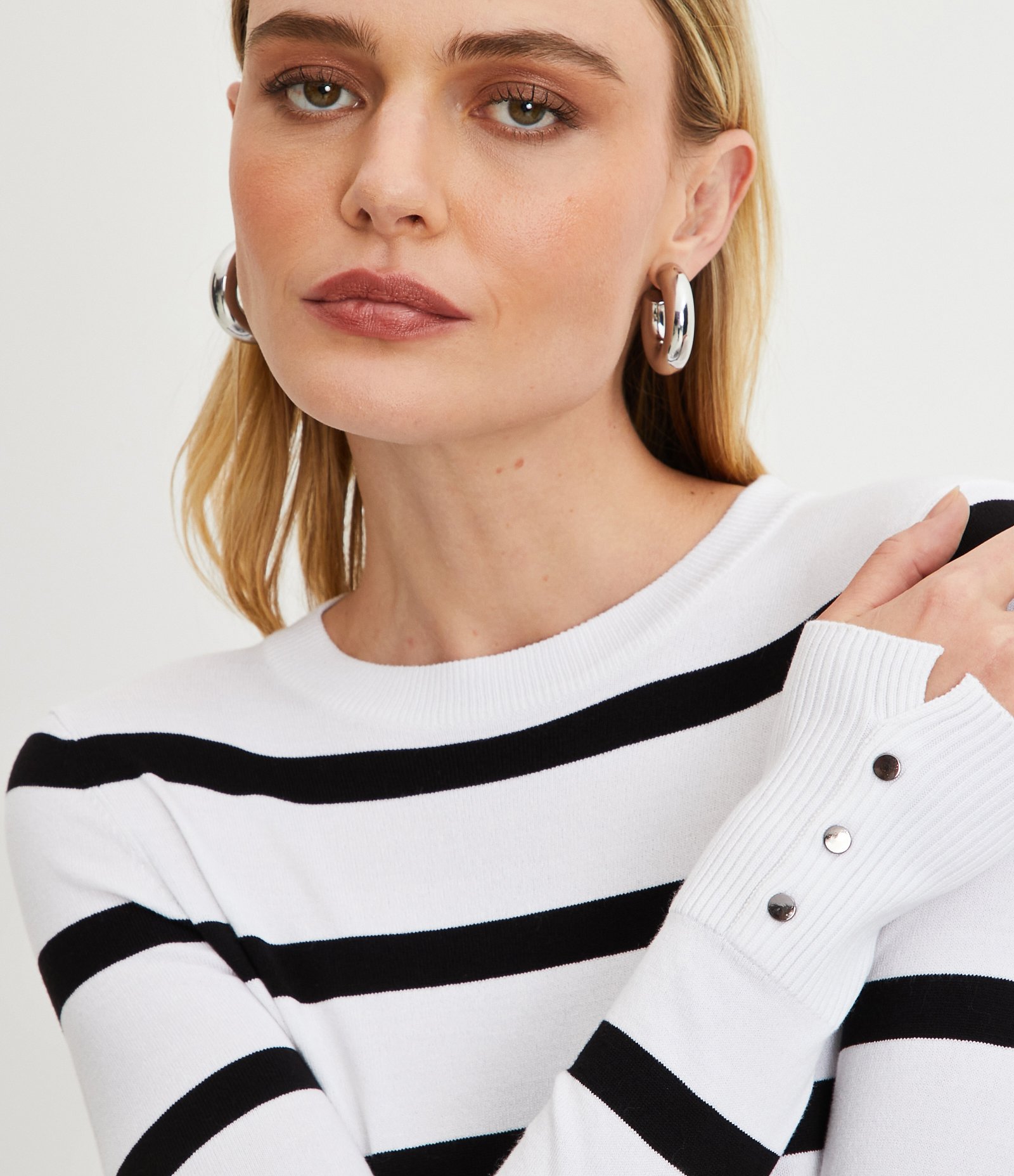 Suéter em Tricô Listrado com Botões na Manga Branco Neve 4