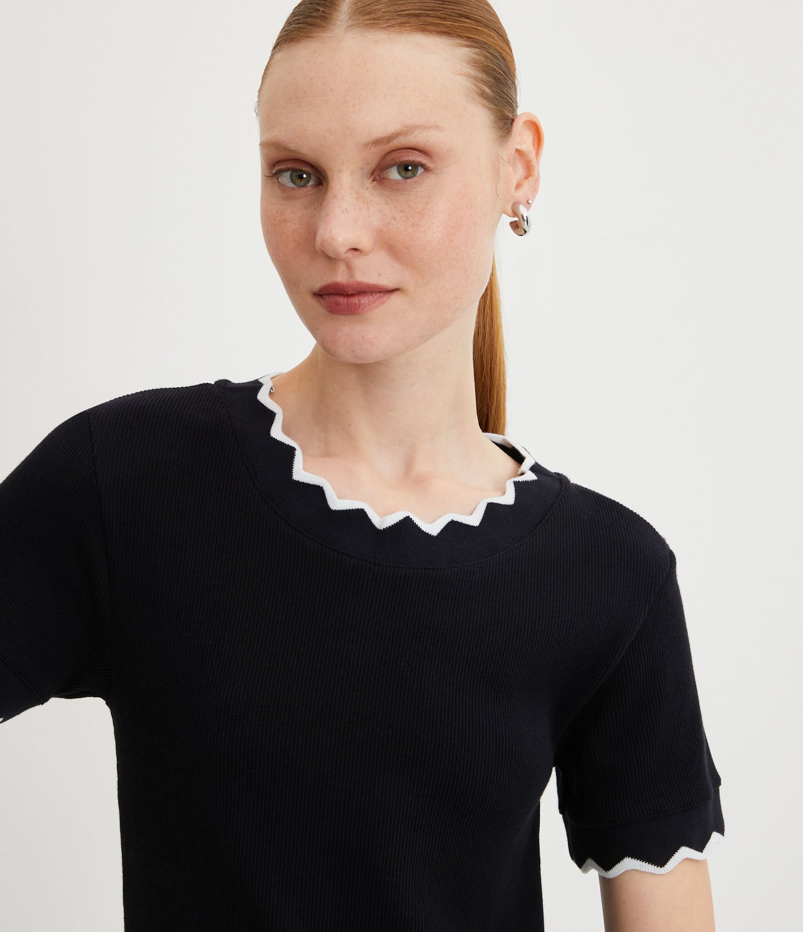 Blusa em Algodão com Gola e Manga Onduladas Preto 2
