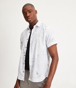 Camisa Regular em Tricoline com Estampa de Folhagem