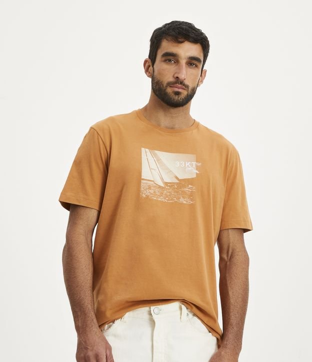 Camiseta Comfort em Meia Malha com Estampa de Barco a Vela - Cor: Marrom Claro - Tamanho: P