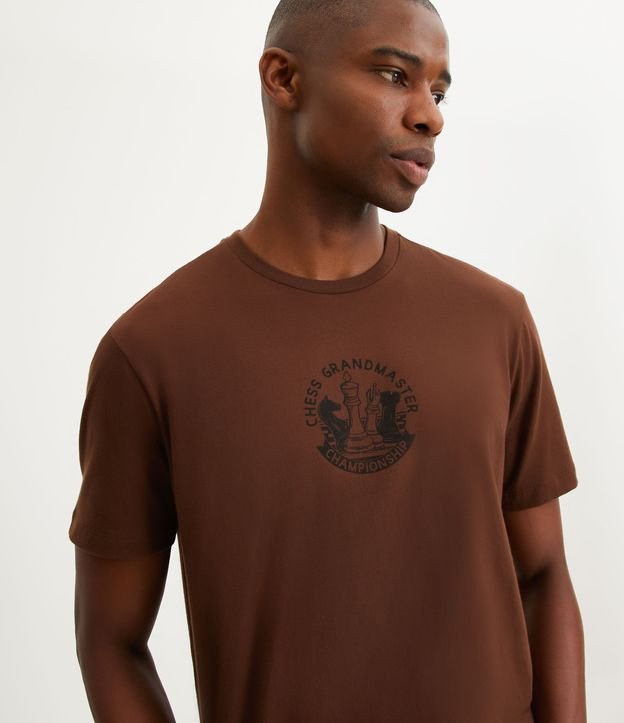 Camiseta Comfort em Meia Malha com Estampa Campeonato de Xadrez - Cor: Marrom - Tamanho: G