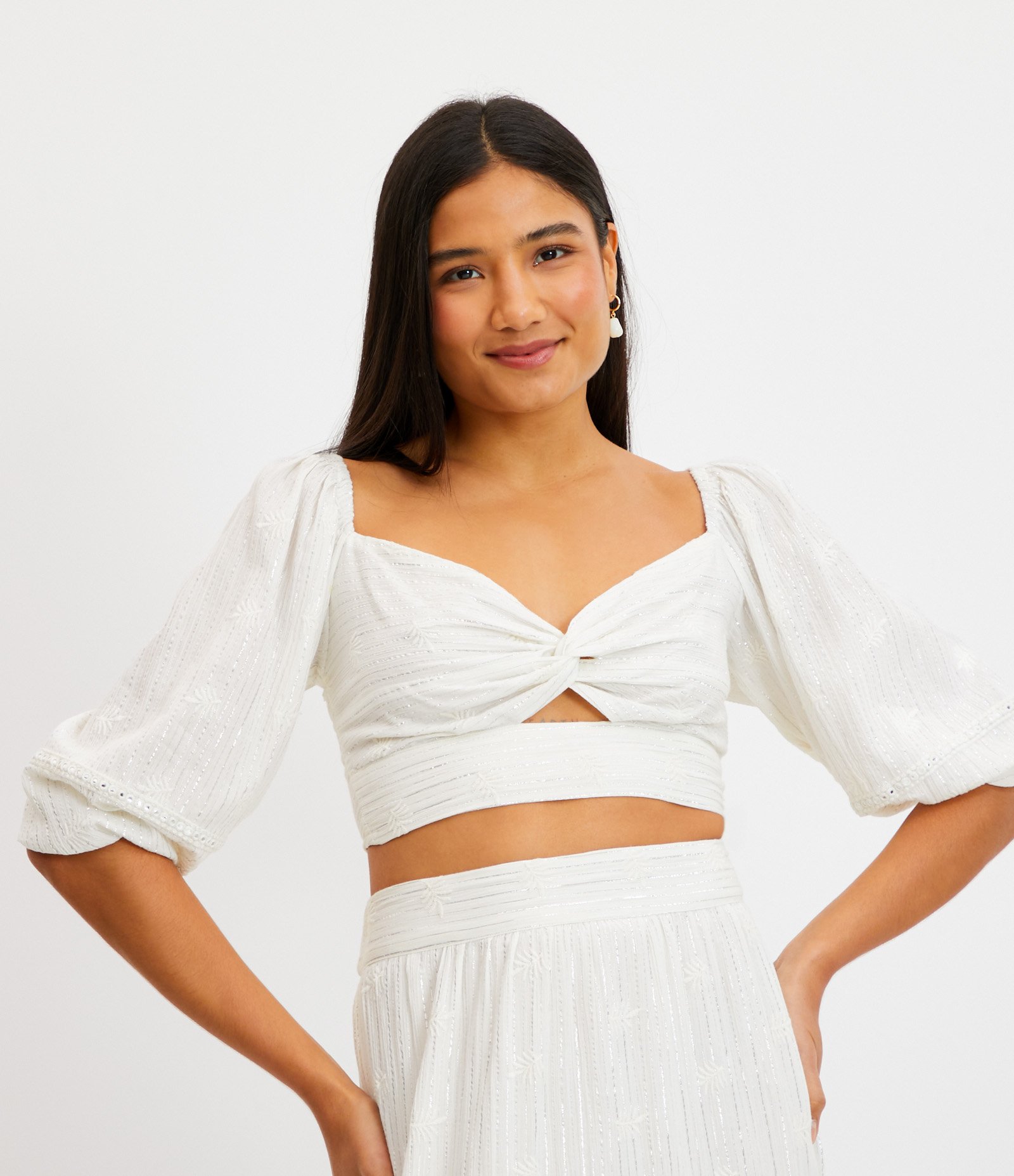 Blusa Cropped Ana Ruga com Torcidinho no Busto e Fio Metalizado Branco 1