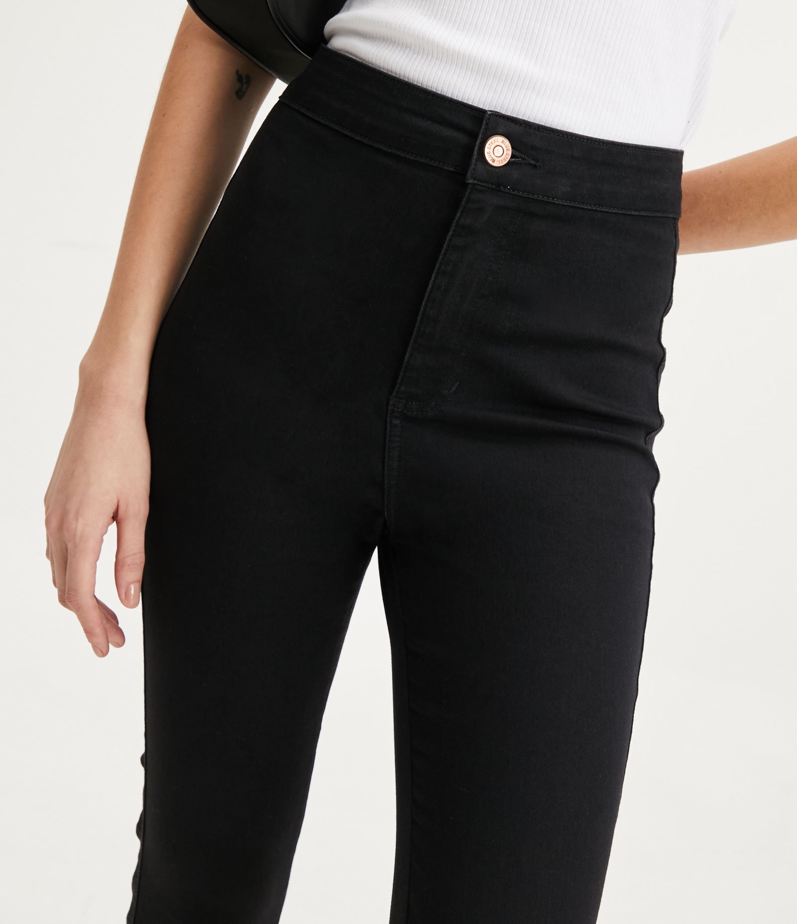 Calça Disco Pants Cintura Alta em Jeans com Bolsos Traseiros Preto 4