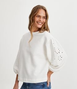 Blusa em Moletom com Manga 3/4 Bufante e Bordados Vazados
