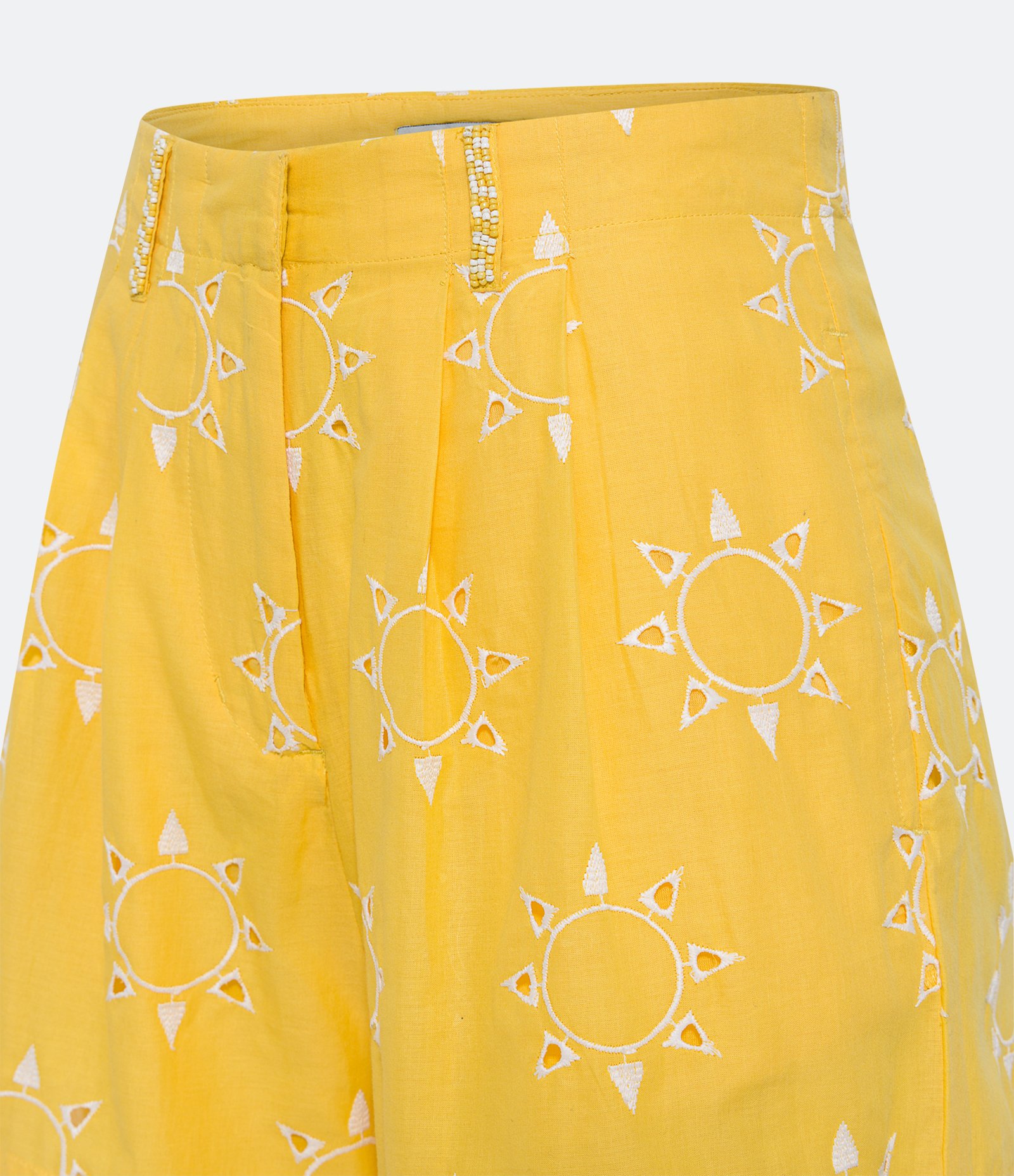 Short Curto em Laise com Bordado de Solzinho Amarelo 2
