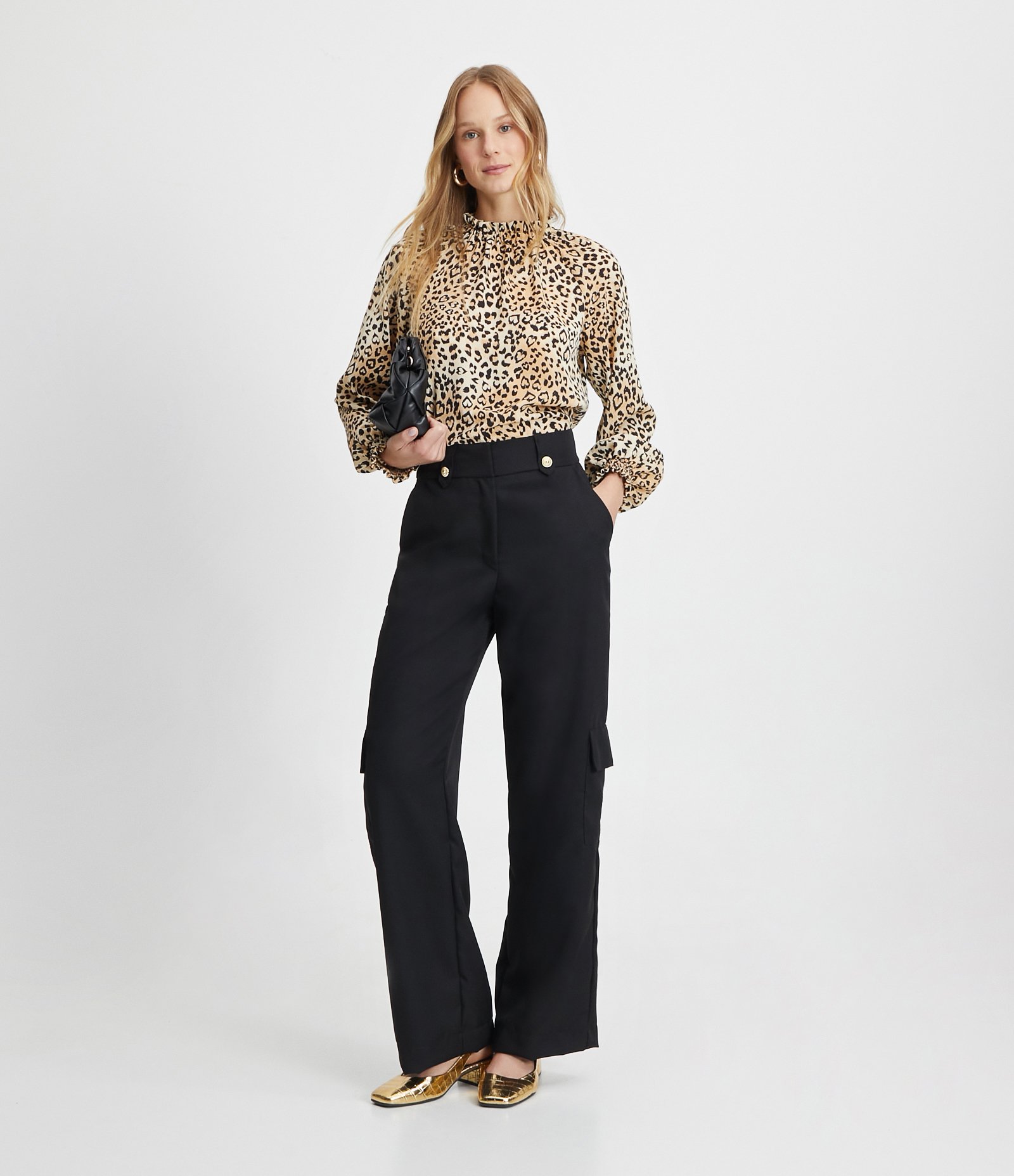 Blusa em Crepe com Gola Alta e Estampa Animal Print Bege 2