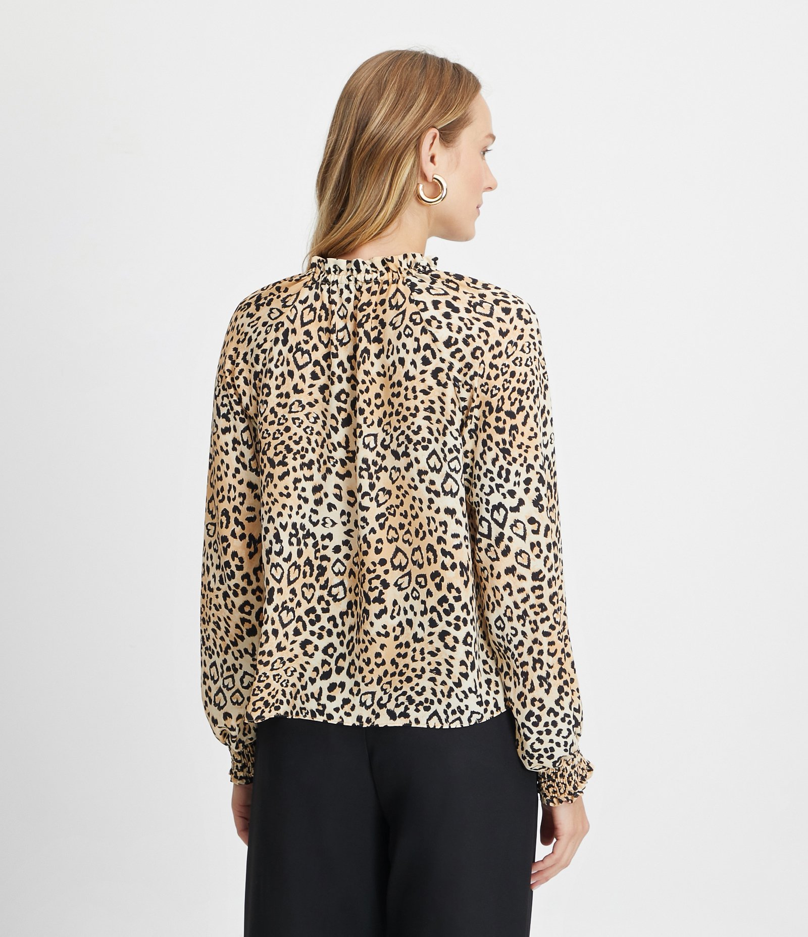 Blusa em Crepe com Gola Alta e Estampa Animal Print Bege 3