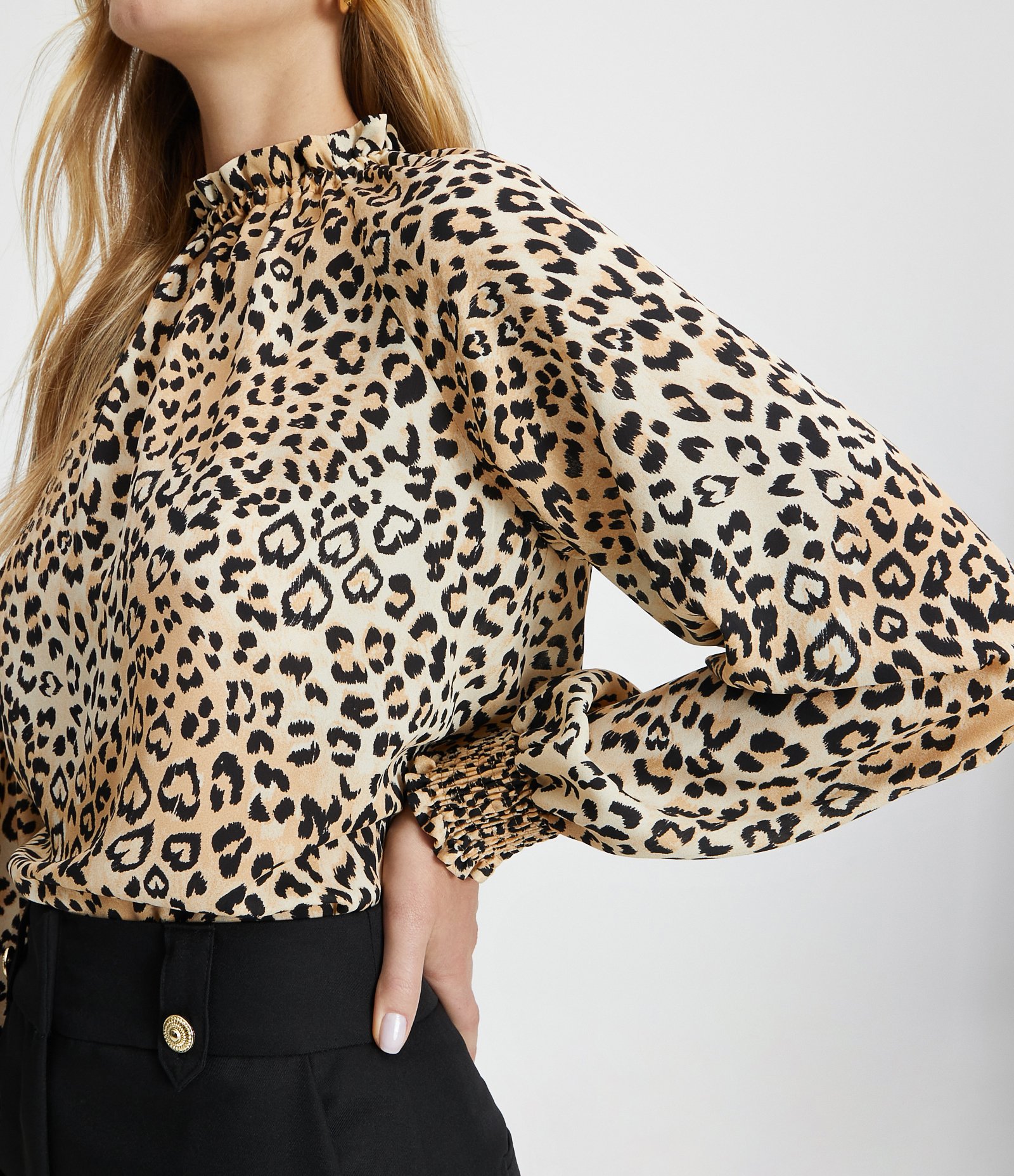 Blusa em Crepe com Gola Alta e Estampa Animal Print Bege 4