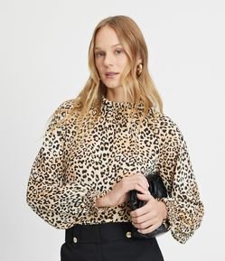 Blusa em Crepe com Gola Alta e Estampa Animal Print