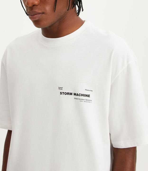 Remera Relaxed en Media Malla con Lettering Storm Machine Beige 4