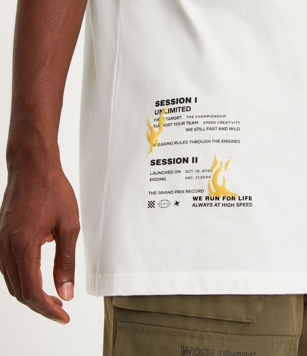Remera Relaxed en Media Malla con Lettering Storm Machine Beige 5