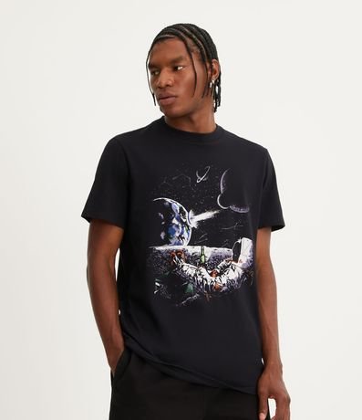 Camiseta Regular em Meia Malha com Estampa de Astronauta Cervejeiro Menor preço em Camiseta Regular em Meia Malha com Estampa de Astronauta Cervejeiro