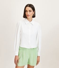 Camisa em Crepe com Manga Bufante e Detalhamento no Punho