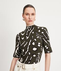 Blusa em Viscolycra com Gola Alta e Estampa Abstrata