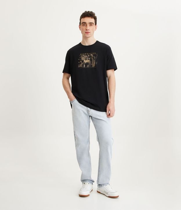 Remera Comfort en Media Malla con Estampado Mestre Cervejeiro Negro 2