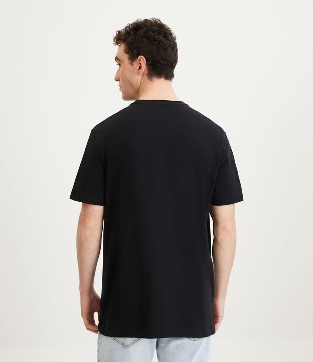 Remera Comfort en Media Malla con Estampado Mestre Cervejeiro Negro 3