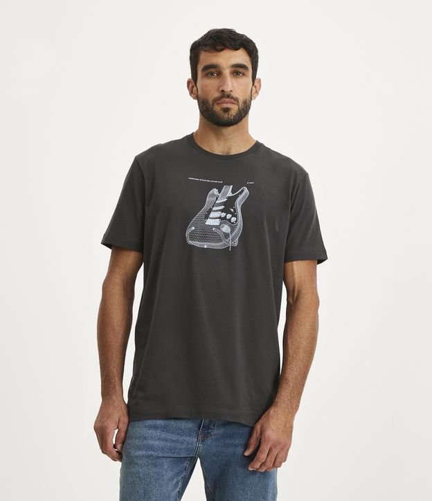 Camiseta Comfort em Meia Malha com Estampa Raio X de Guitarra - Cor: Preto - Tamanho: M