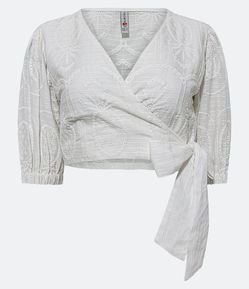 Blusa Cropped em Laise com Bordados de Abacaxi e Decote Transpassado
