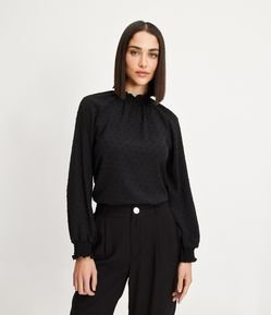 Blusa em Chiffon Texturizada com Gola Alta