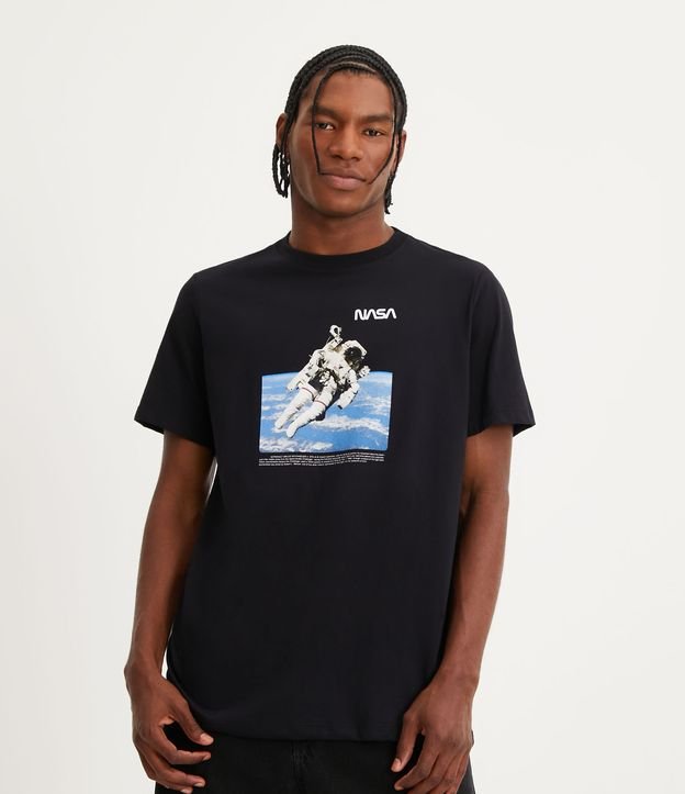 Camiseta Regular em Meia Malha com Estampa Astronauta Nasa - Cor: Preto - Tamanho: P