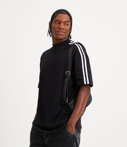 Camiseta Relaxed em Meia Malha com Gola Alta e Listras no Ombro