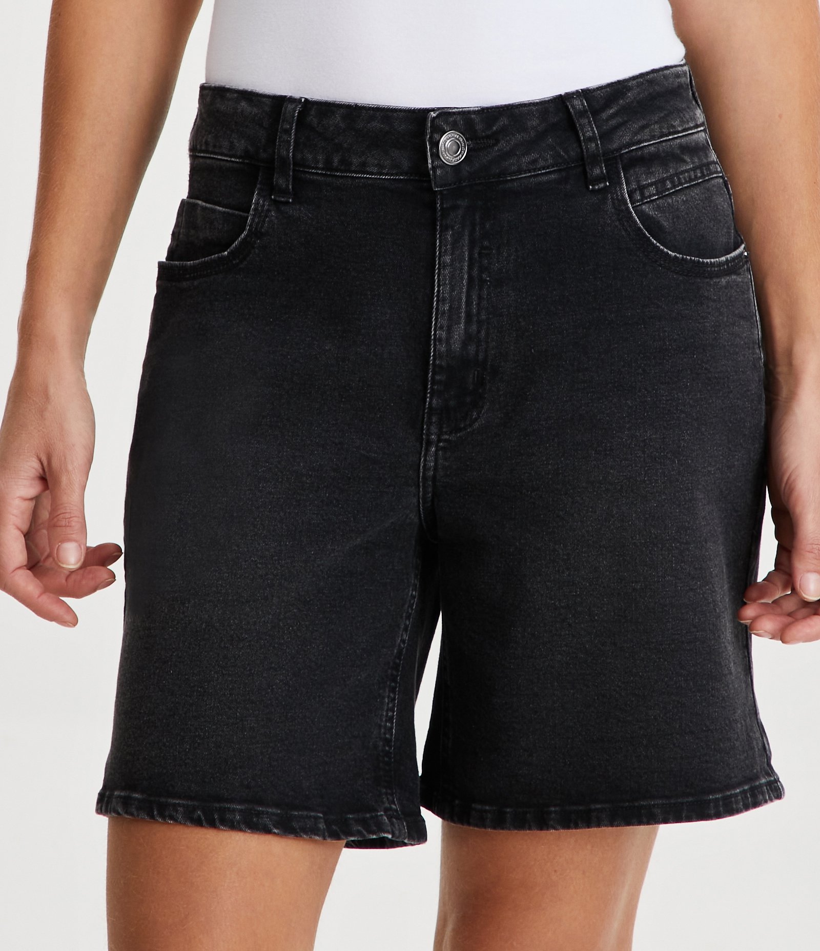 Short Jeans Estonado com Barra Dobrada Preto 2