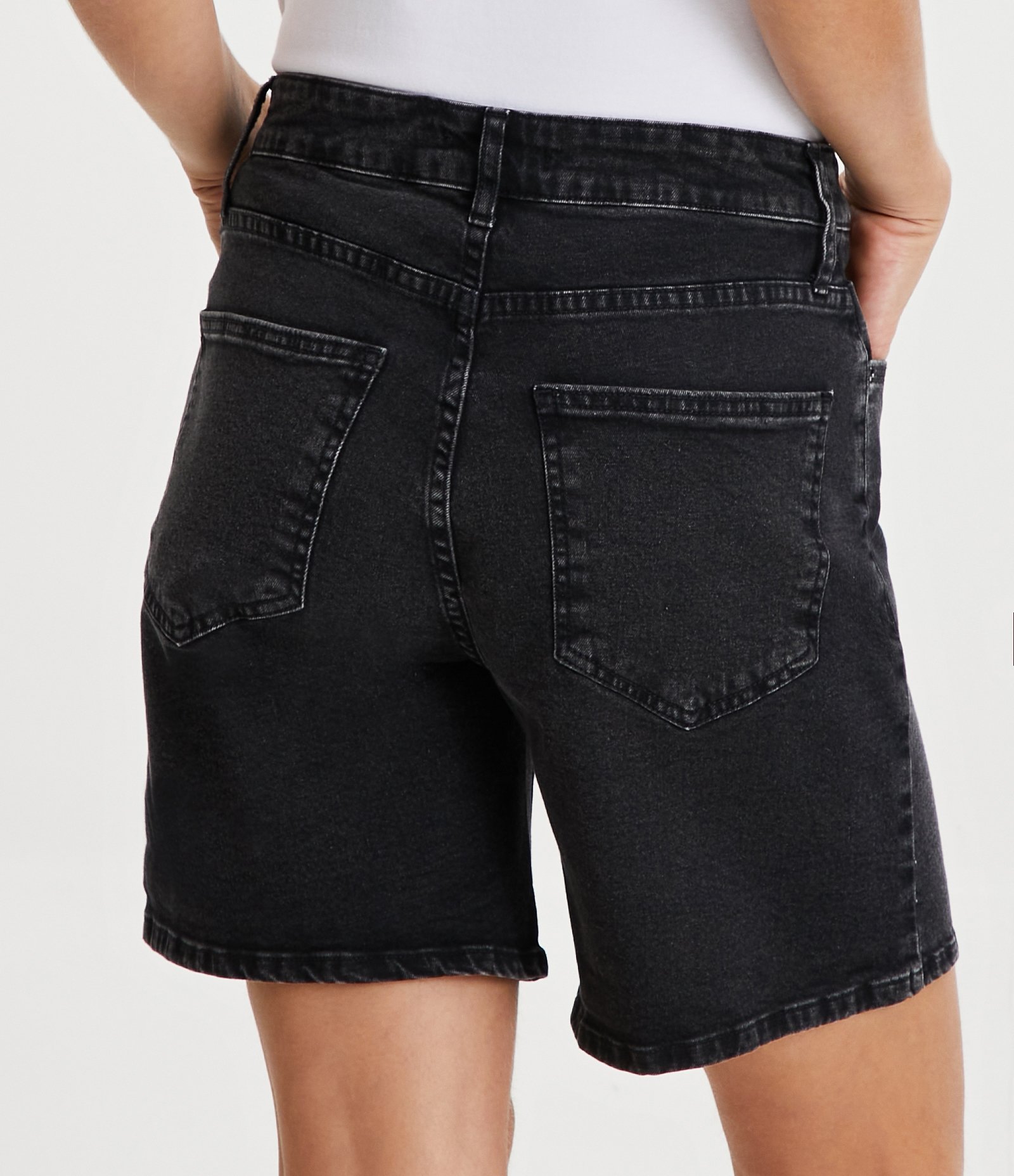 Short Jeans Estonado com Barra Dobrada Preto 3