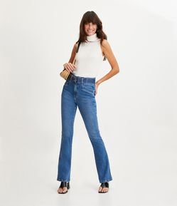 Calça Boot Cut Jeans com Cinto Faixa e Bolso Embutido