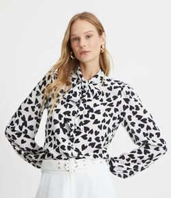 Camisa em Crepe com Gola Laço e Estampa de Coração