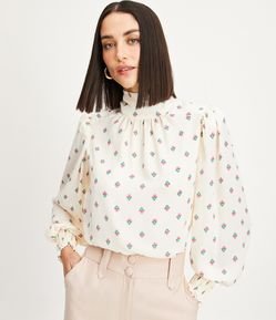 Blusa em Crepe Floral com Gola Alta e Mangas Bufantes