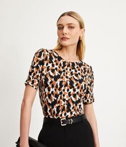 Blusa em Meia Malha com Detalhe Botão na Manga e Estampa Oncinha