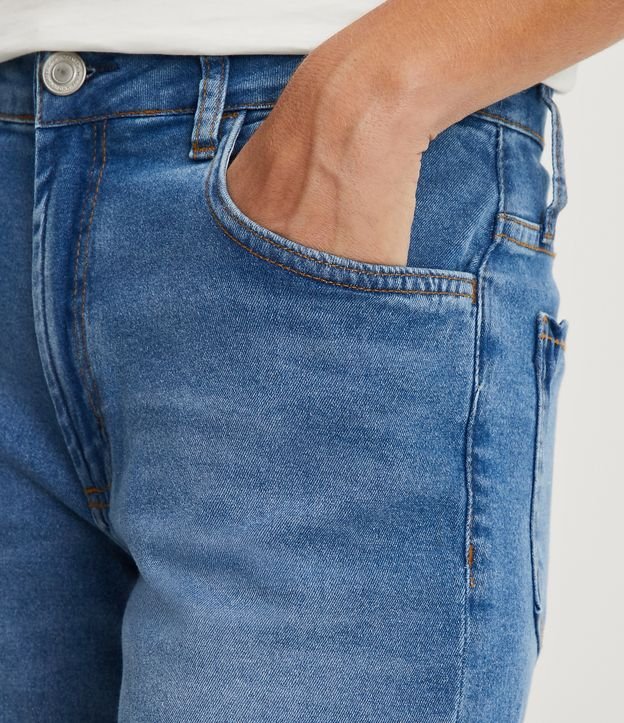 Bermuda Jeans com Elastano e Barra Dobrada Azul Médio 4